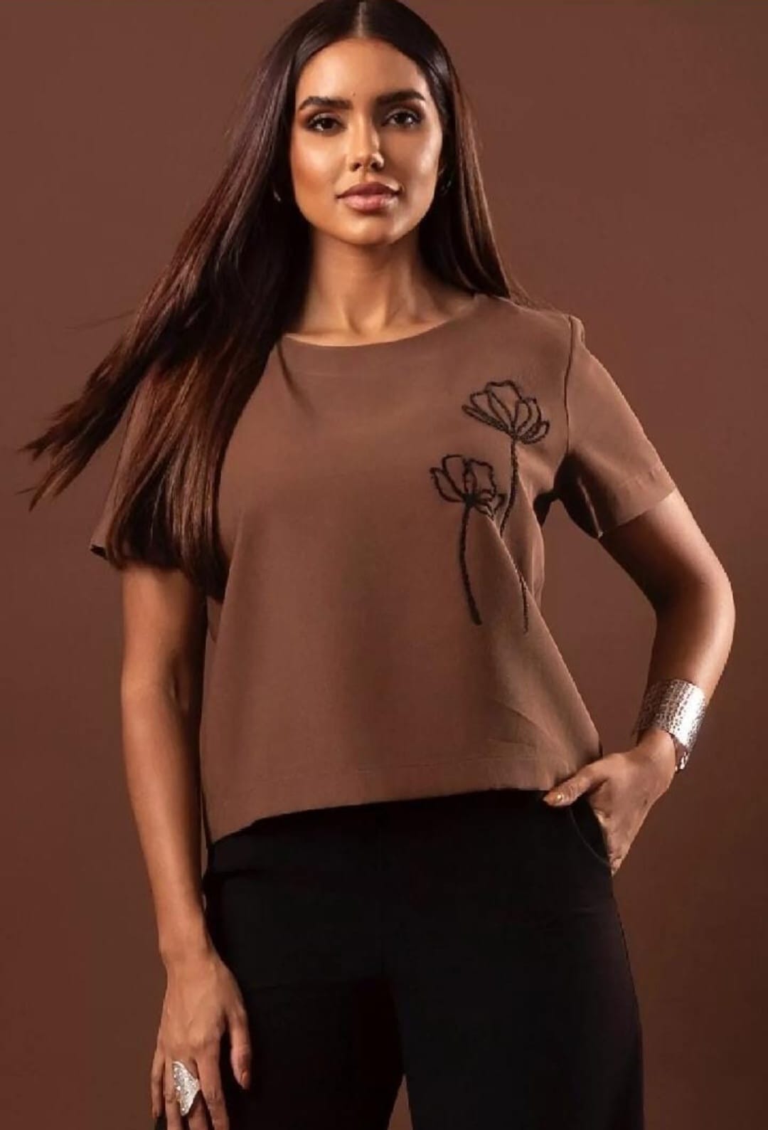 Blusa M/C Flor Bordada — Marrom